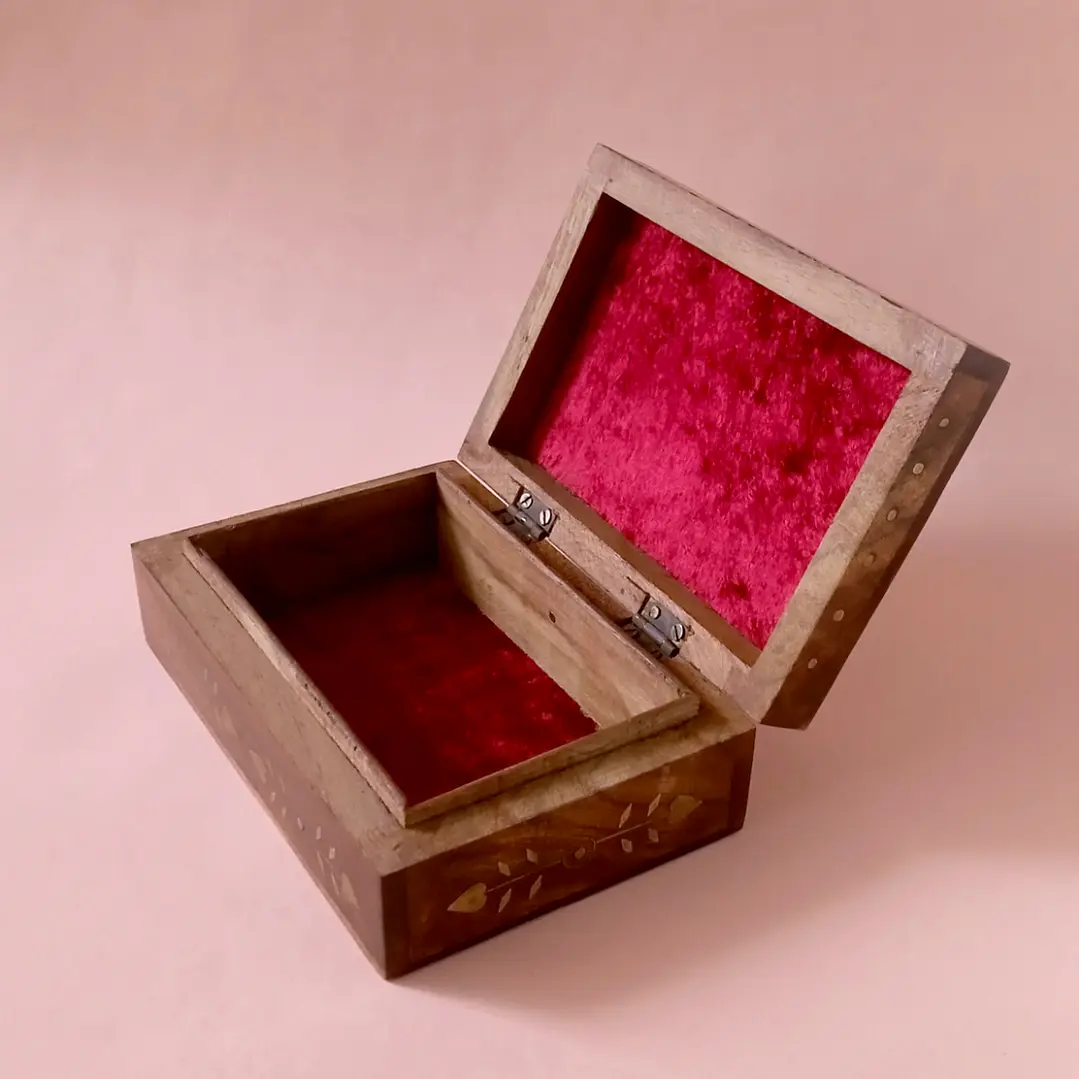 Caja artesanal india de madera con incrustaciones de latón 4