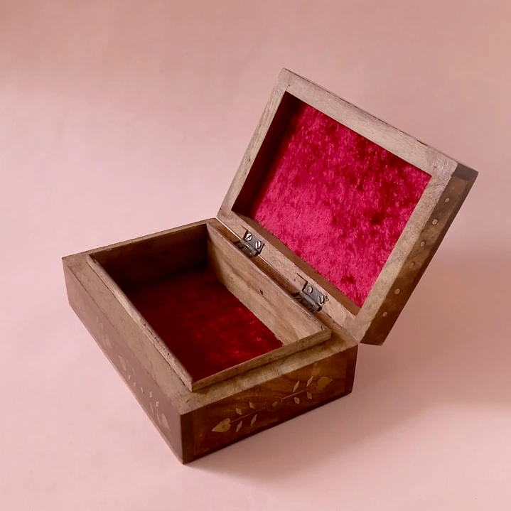 Caja artesanal india de madera con incrustaciones de latón 4