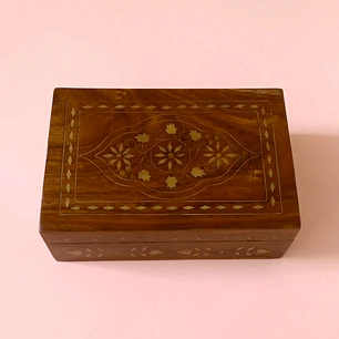 Caja artesanal india de madera con incrustaciones de latón