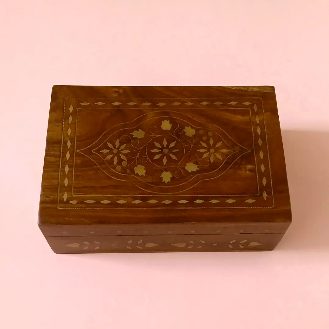 Caja artesanal india de madera con incrustaciones de latón 2