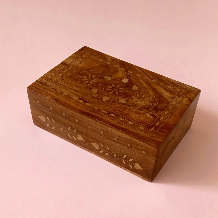 Caja artesanal india de madera con incrustaciones de latón 1