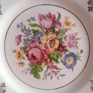 Plato inglés de porcelana • decoración floral y dorada