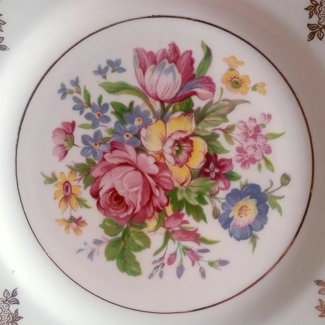Plato inglés de porcelana • decoración floral y dorada 2