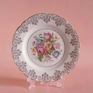 Plato inglés de porcelana • decoración floral y dorada