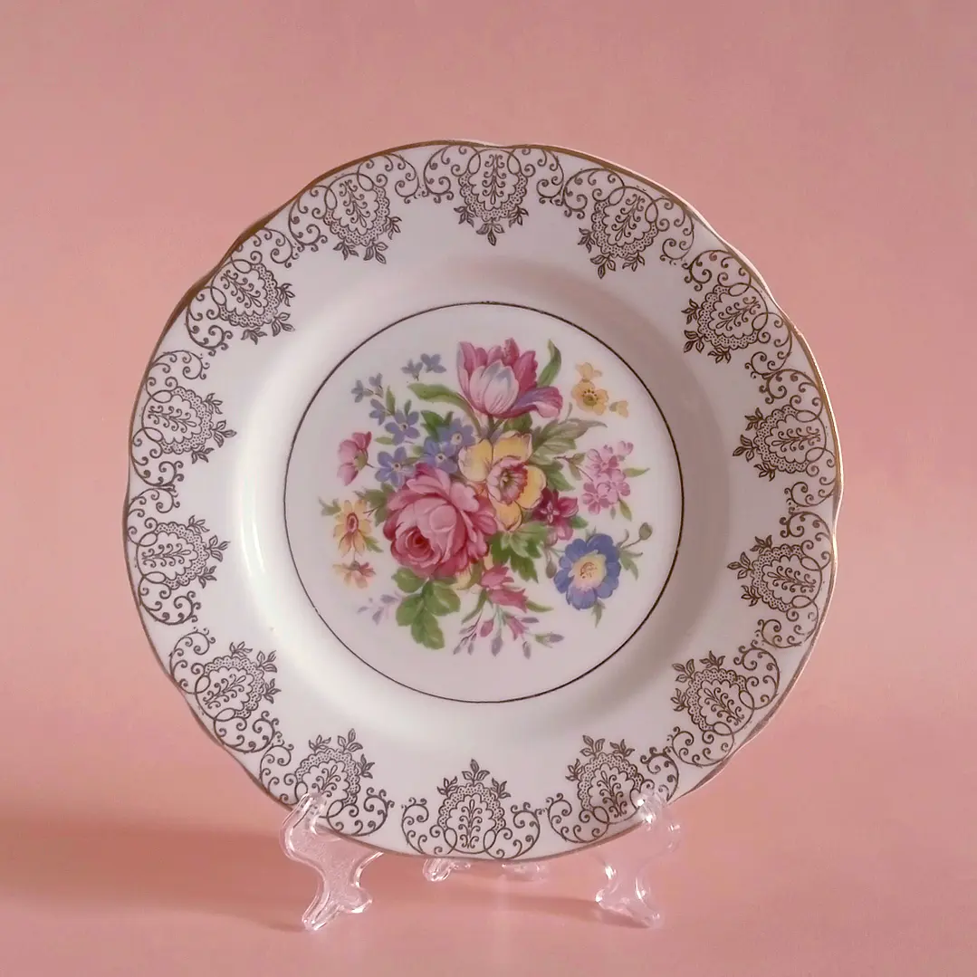 Plato inglés de porcelana • decoración floral y dorada 1