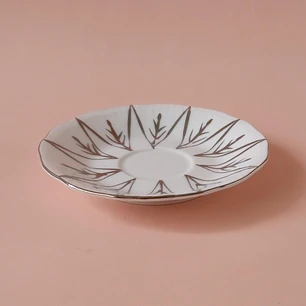 Platito de porcelana con decoración plateada • 11 cm