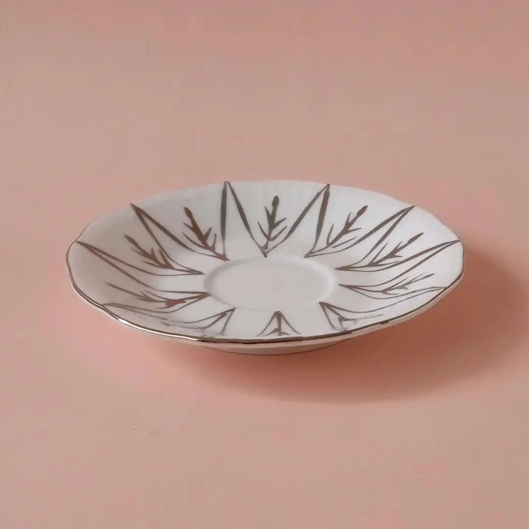 Platito de porcelana con decoración plateada • 11 cm 2