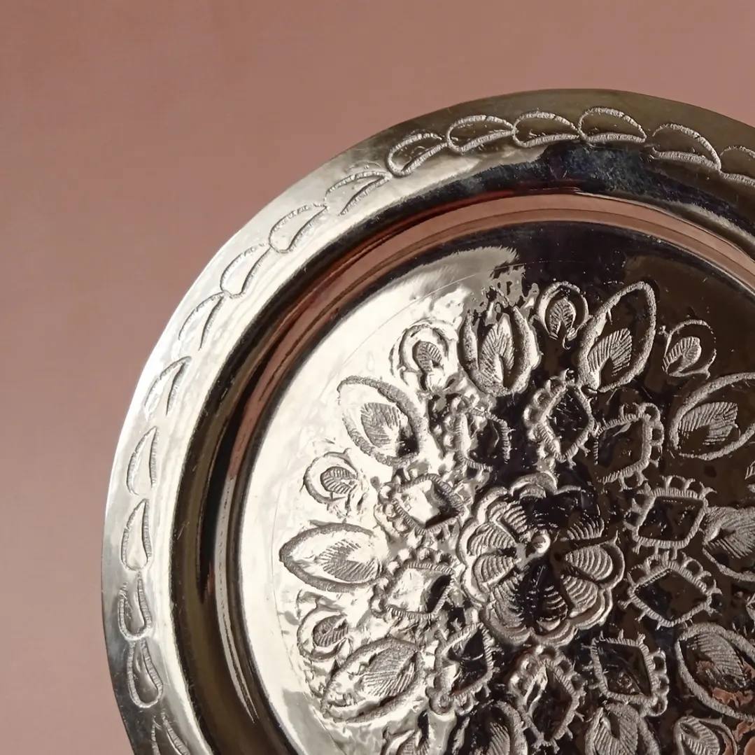 Platito auxiliar de metal grabado • 11 cm 3