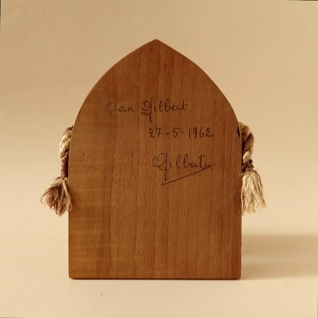 Placa religiosa con relieve de la Virgen María • 1962 4
