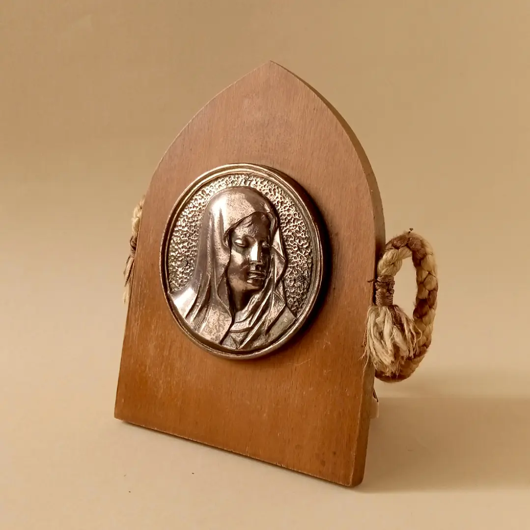 Placa religiosa con relieve de la Virgen María • 1962 2