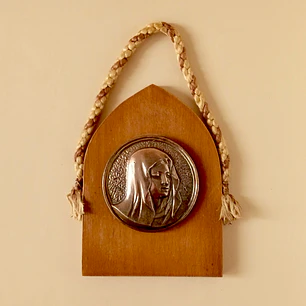 Placa religiosa con relieve de la Virgen María • 1962