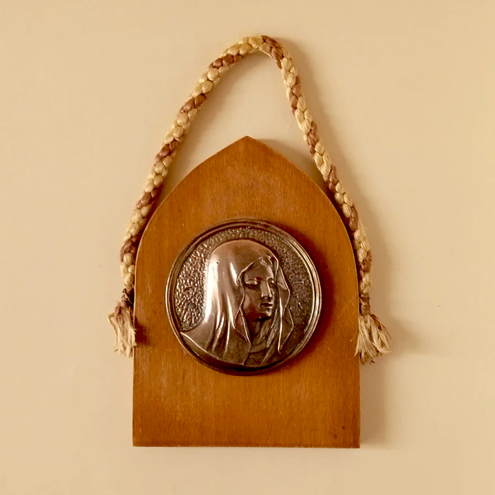 Placa religiosa con relieve de la Virgen María • 1962 1