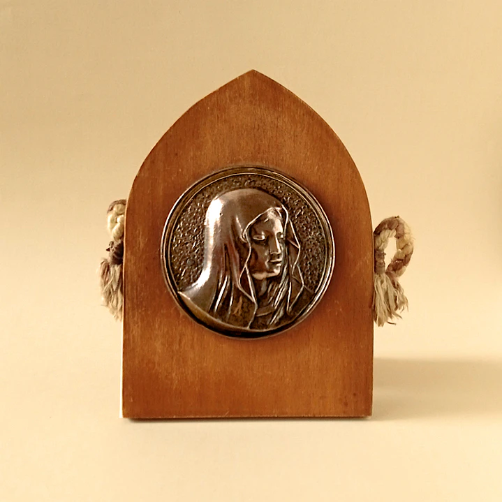 Placa religiosa con relieve de la Virgen María • 1962 5