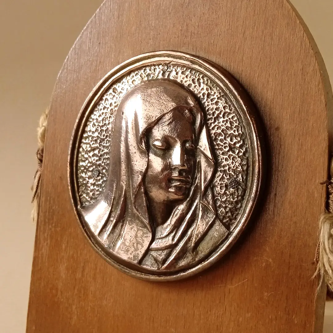 Placa religiosa con relieve de la Virgen María • 1962 3