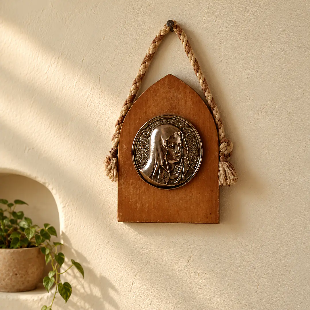 Placa religiosa con relieve de la Virgen María • 1962 6