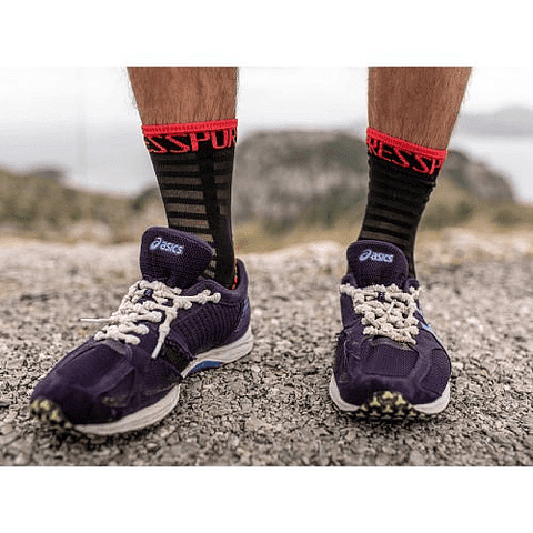 Pro Racing Socks Run High Ultralight V3 Negro/Rojo - Compressport