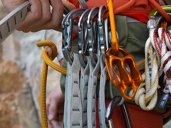 Tipos de Arnes de Escalada y Consejos de Uso