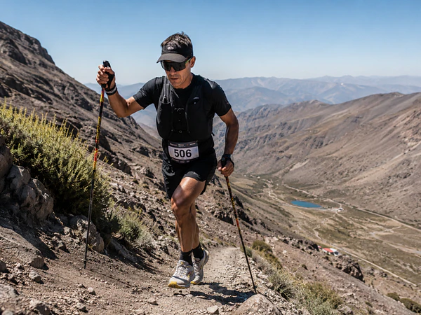 Bastones de trail running: cómo elegir los tuyos según tu montaña