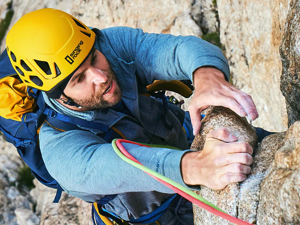 Cómo elegir un casco de escalada y montaña
