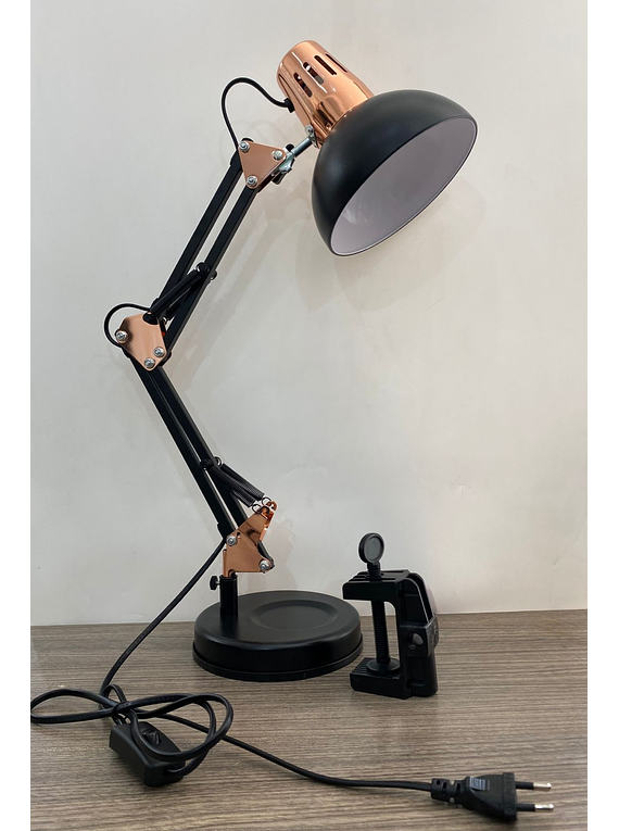 Lámpara de mesa con base y sujetador