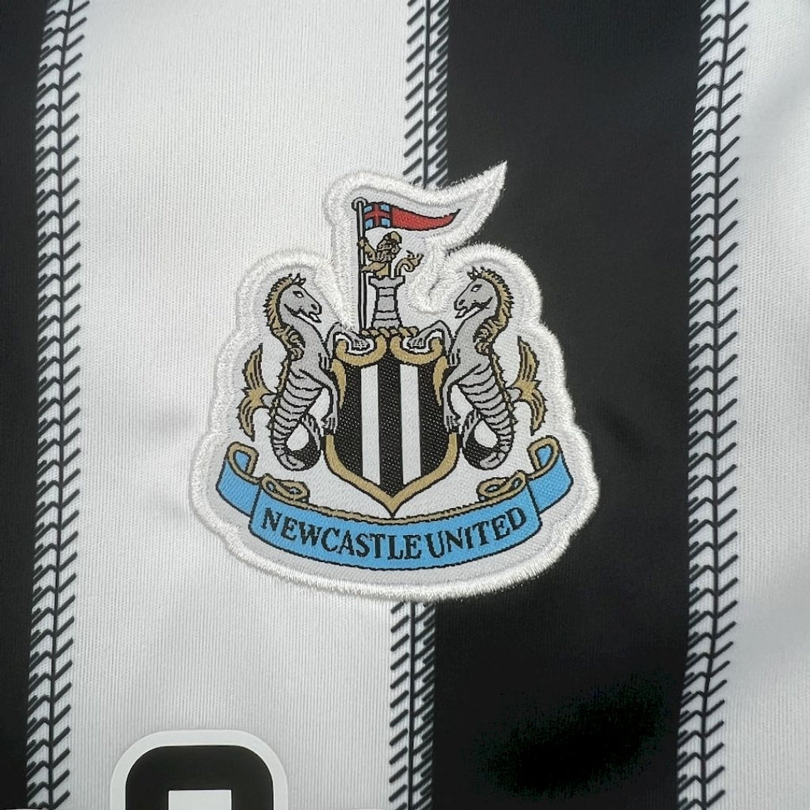 NEWCASTLE UNITED I 25/26 CONJUNTO INFANTIL 3
