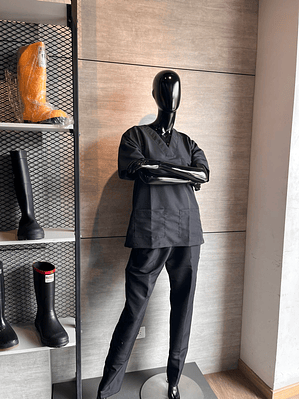 Uniforme Antifluido Cuello V Color Negro Ref. 170270