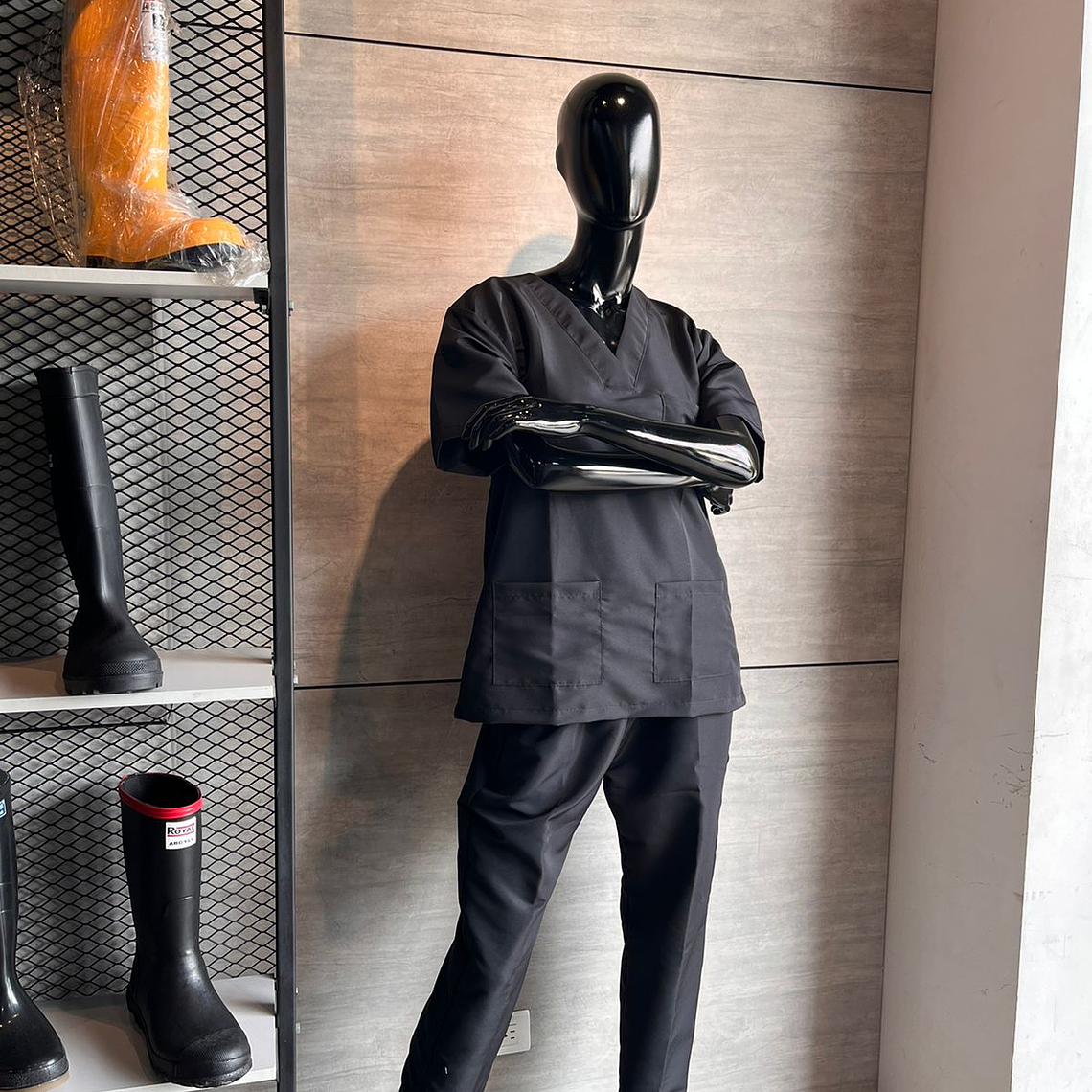 Uniforme Antifluido Cuello V Color Negro Ref. 170270 2