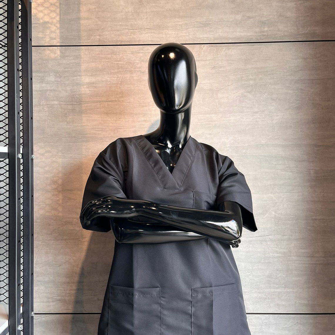 Uniforme Antifluido Cuello V Color Negro Ref. 170270 1