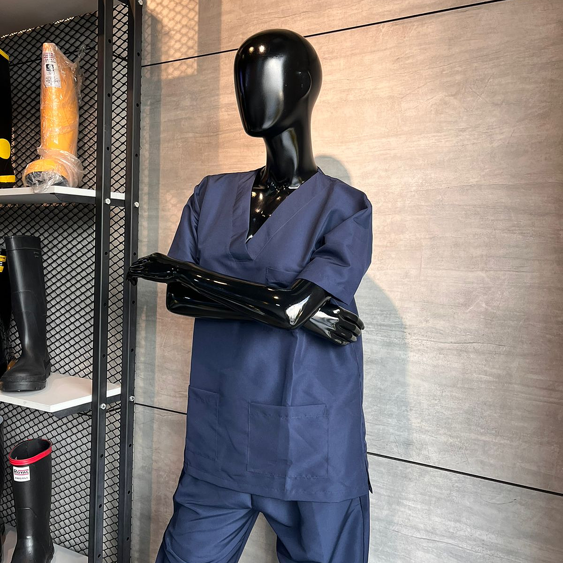 Uniforme Antifluido Cuello V Azul Oscuro Ref. 170210 2