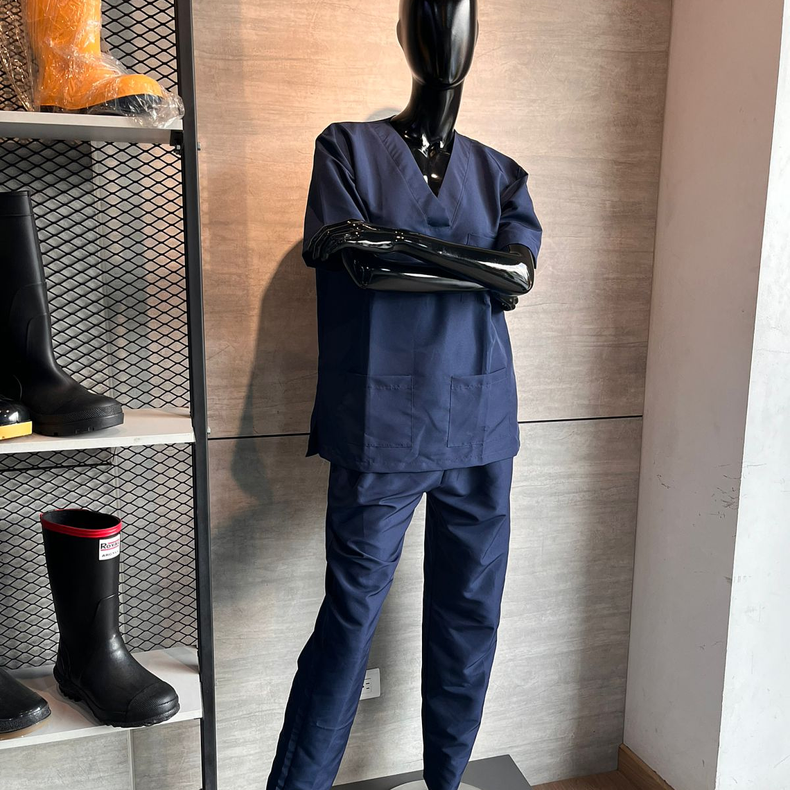 Uniforme Antifluido Cuello V Azul Oscuro Ref. 170210 3