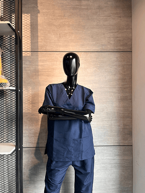 Uniforme Antifluido Cuello V Azul Oscuro Ref. 170210