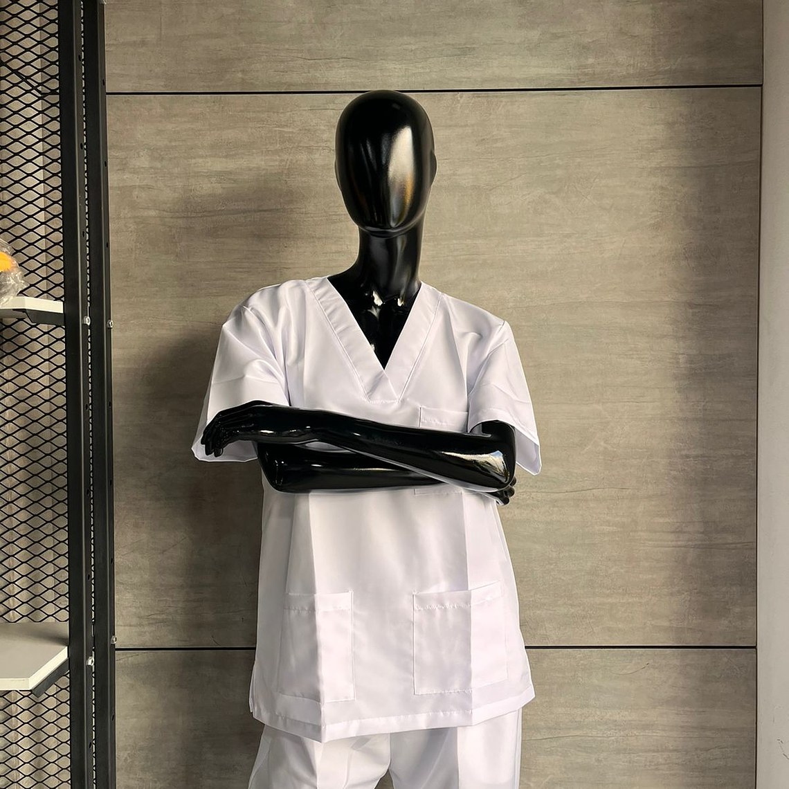 Uniforme Antifluido Cuello V Blanco Ref. 170220 1
