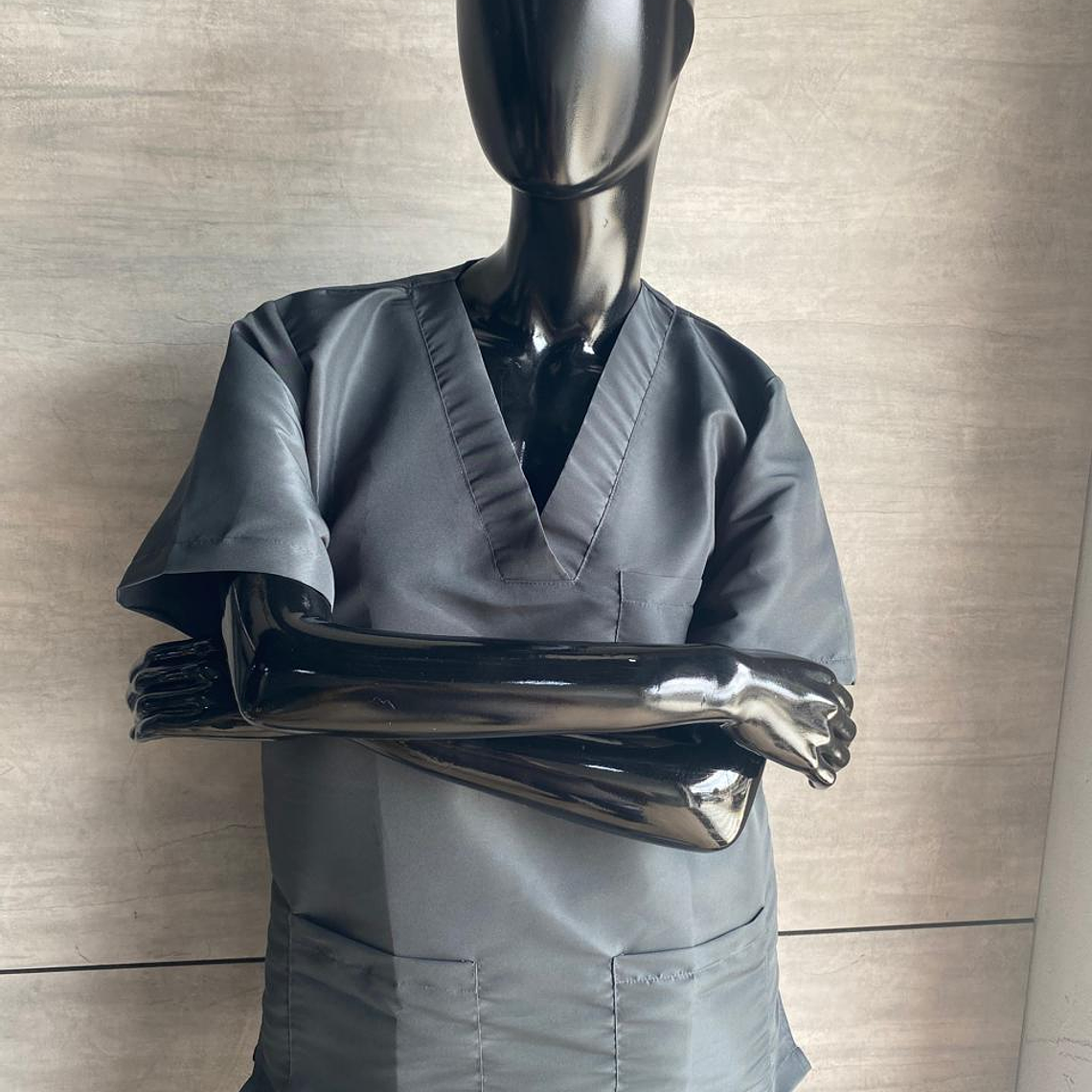 Uniforme Antifluido Cuello V Color Gris Oscuro Ref. 170270 1