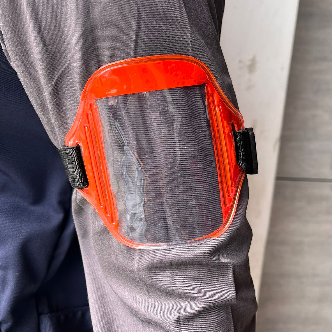 Portacarnet Reflectivo Color: Naranja Ref. 412001 2