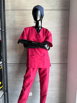 Uniforme Antifluido Cuello V Color Cereza Ref. 170270