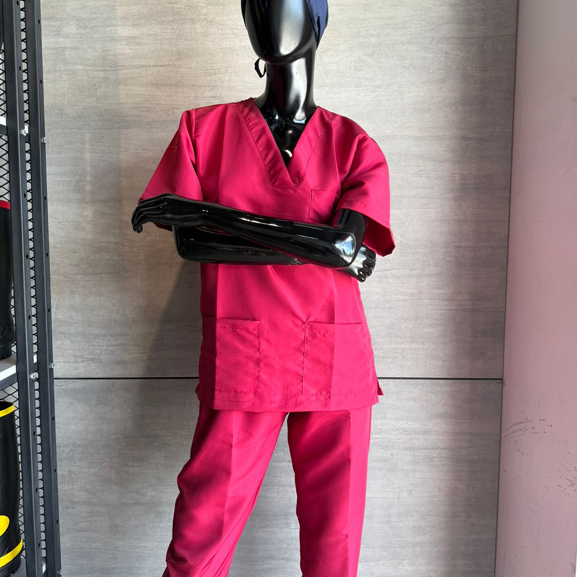 Uniforme Antifluido Cuello V Color Cereza Ref. 170270 2