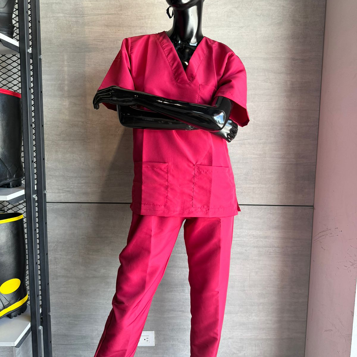 Uniforme Antifluido Cuello V Color Cereza Ref. 170270 3