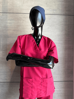 Uniforme Antifluido Cuello V Color Cereza Ref. 170270