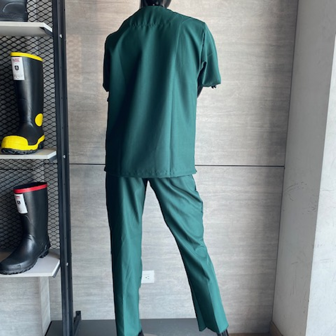 Uniforme Antifluido Cuello V Color Verde Botella Ref. 170270 3