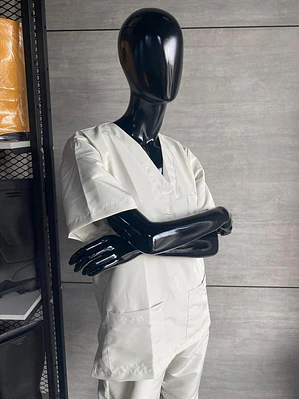 Uniforme Antifluido Cuello V Color Beige Claro Ref. 170270