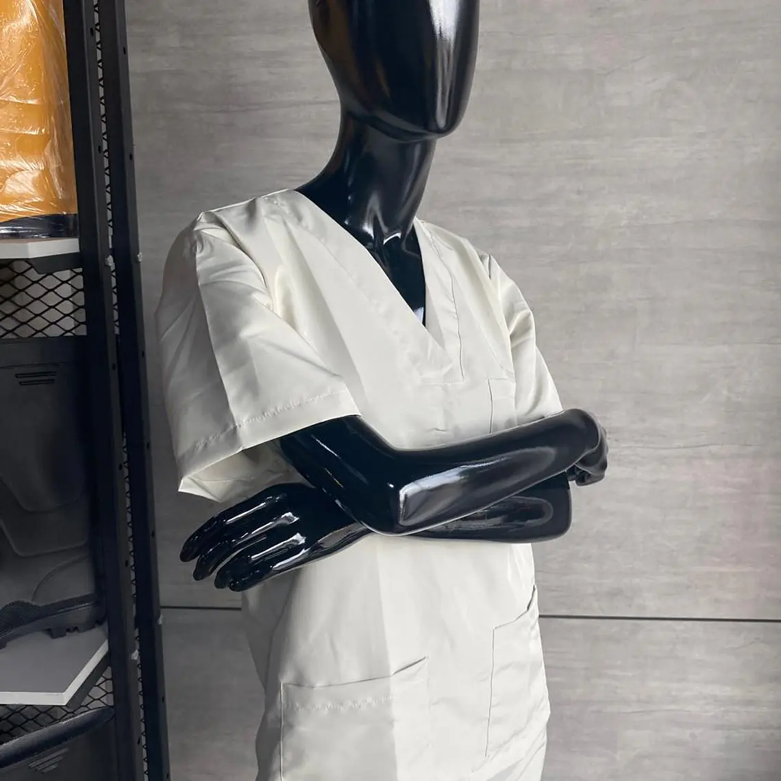 Uniforme Antifluido Cuello V Color Beige Claro Ref. 170270 2