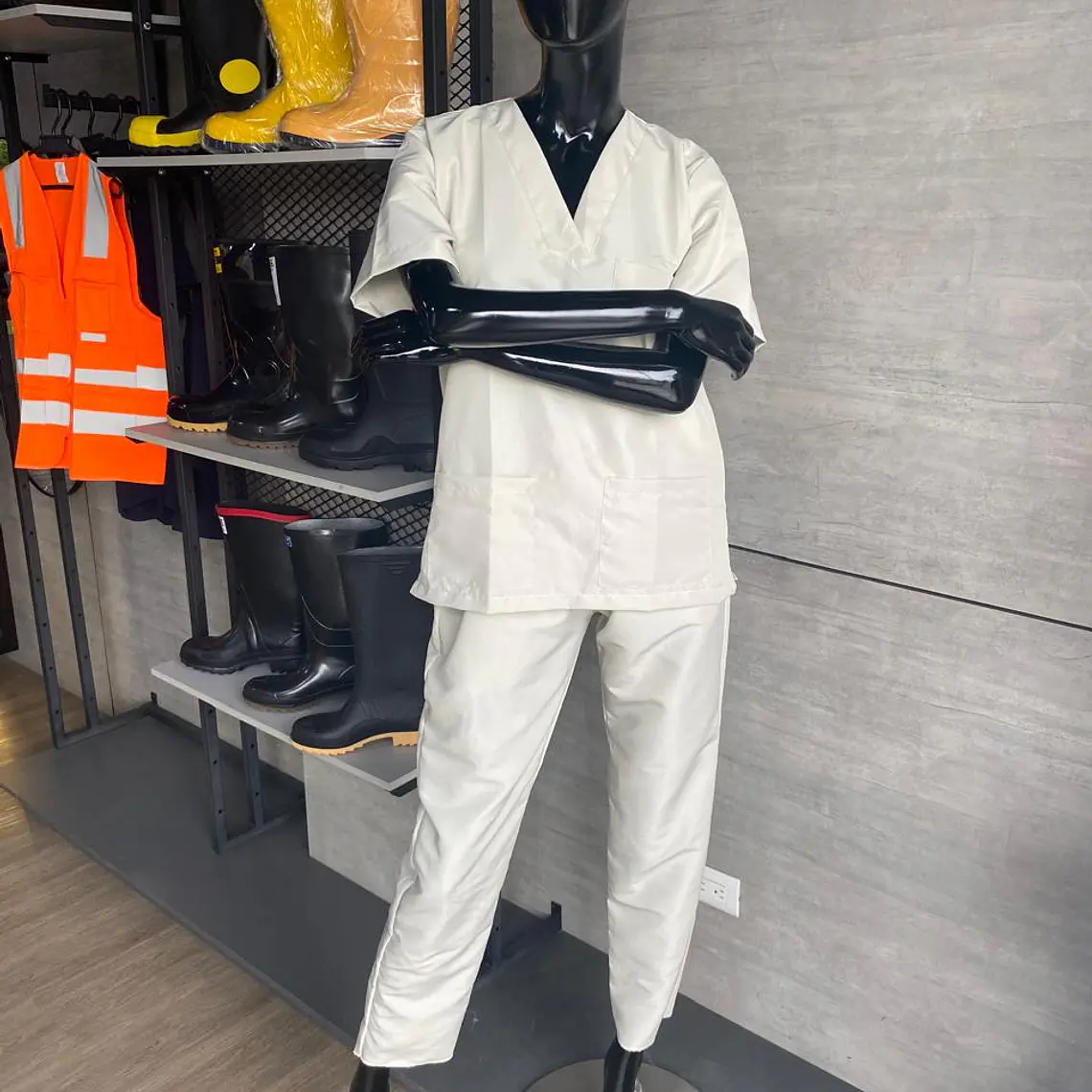 Uniforme Antifluido Cuello V Color Beige Claro Ref. 170270 3