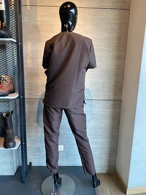 Uniforme Antifluido Cuello V Color Cafe Ref. 170270