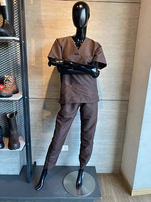 Uniforme Antifluido Cuello V Color Cafe Ref. 170270