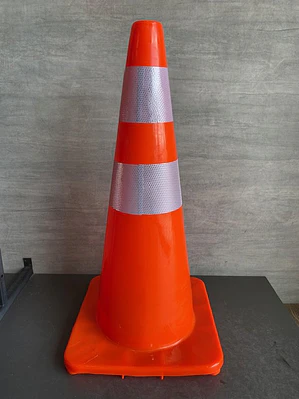 Cono Creattor de Señalización Vial PVC 70cm 2 Cintas Reflectivas Ref. 80270