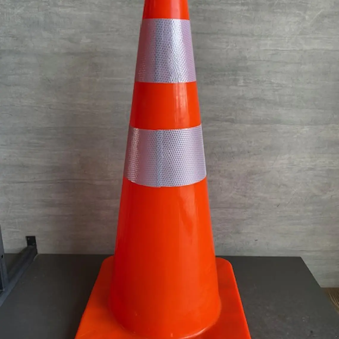 Cono Creattor de Señalización Vial PVC 70cm 2 Cintas Reflectivas Ref. 80270 1
