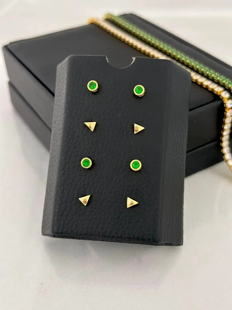 Topos Green Circle & Triángulo – Detalles que marcan estilo oro laminado 1