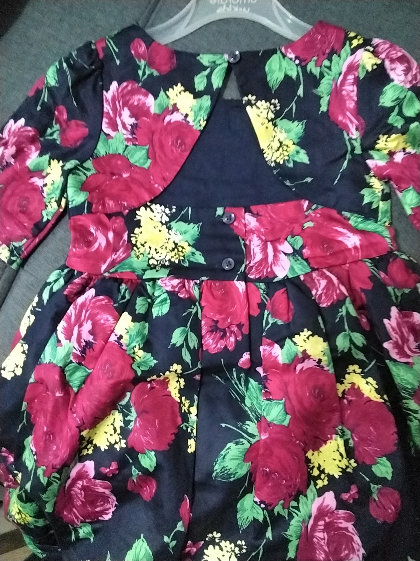 Vestido de flores con fondo negro 3