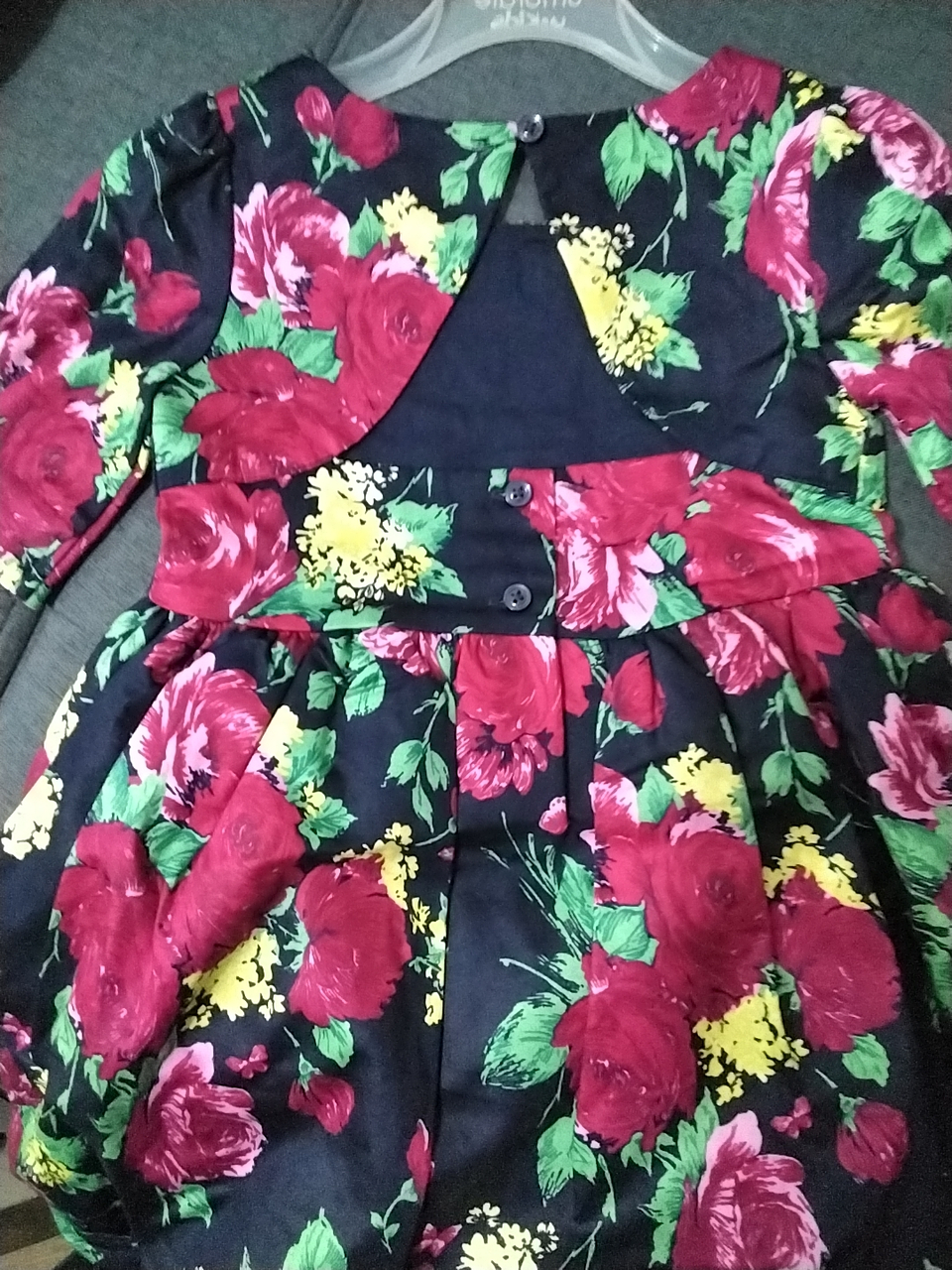 Vestido de flores con fondo negro 3