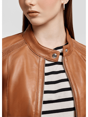 CASACA CON DETALLE EN LOS HOMBROS